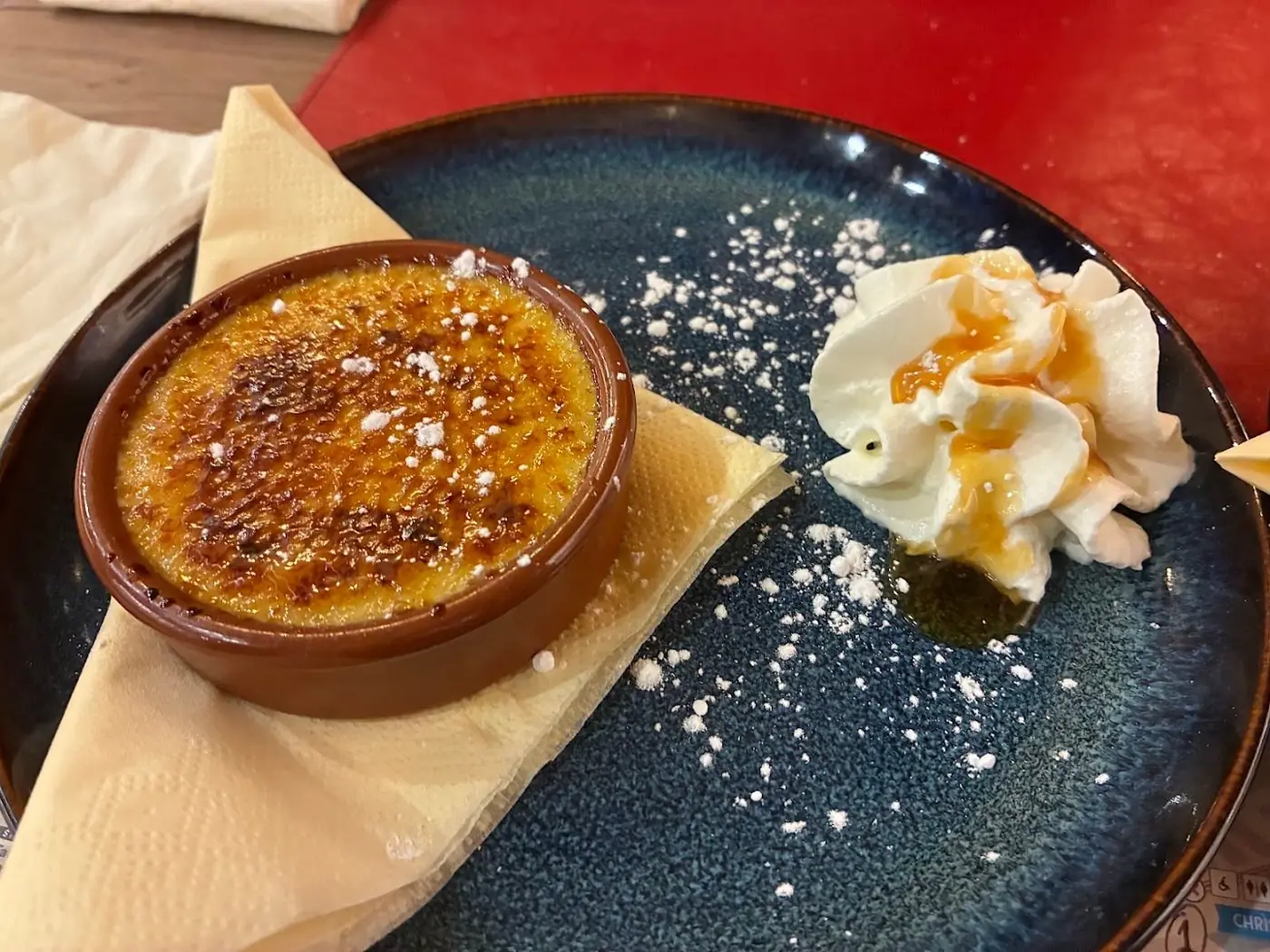 Un dessert servi avec de la chantilly
