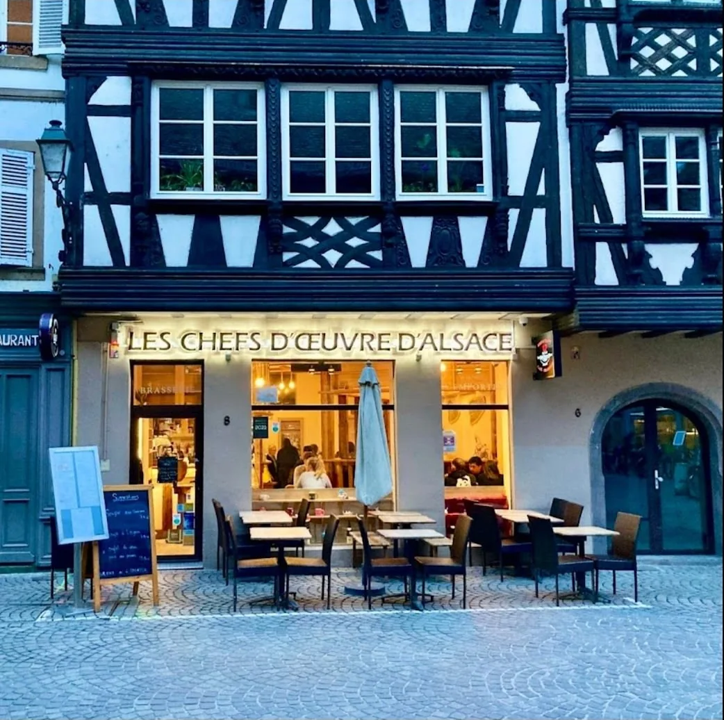 La façade à colombages du restaurant, 8 Grand'Rue, avec sa terrasse